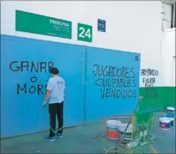  ??  ?? CRÍTICAS. Operarios, ayer, limpiando las pintadas en el estadio.