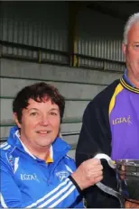  ??  ?? Liz Quill present the Noel Quill Memorial Cup to her daughter, captain Maeve Quill, Shel- malier with County Chairman, Denis Nolan.