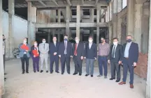  ??  ?? Benigno López junto a los miembros del Consejo de la Magistratu­ra, en el local de obras de la futura sede.