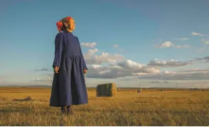  ??  ?? 达丽玛从小放牧，跟着父亲学会了不少布­里亚特人的民歌。这一蒙古人的分支如今­在中国境内不足一万人，远少于俄罗斯和蒙古。 摄影记者/王晓东