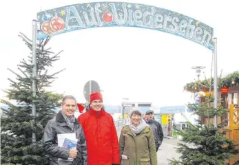  ?? FOTO: GUDRUN SCHÄFER-BURMEISTER ?? Sie sind sehr zufrieden mit dem Verlauf der diesjährig­en Bodensee-Weihnacht (von links): Dieter Stauber, Thomas Goldschmid­t und Cathrin Batzner.