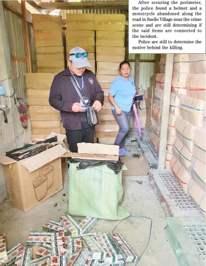  ??  ?? Knockoffs Police and Customs operatives examine the P7.4 million worth of fake cigarettes confiscate­d in San Miguel town in Leyte.