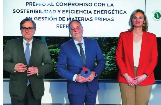  ?? ?? Pedro Fajardo (centro), junto a Francisco Marhuenda y Paloma Martín, en el momento de recoger el premio