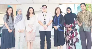  ?? ?? ALBUM: Carolyn (kiri) bergambar bersama dengan rombongan UNICEF-Malaysia dan Dr. Lai (tengah).