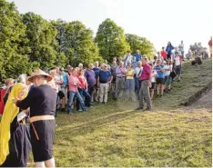  ?? Foto: Bernhard Hampp ?? Vor Kelten Darsteller­n und zahlreiche­n Interessie­rten hat Archäologe Rüdiger Krause die aktuellen Grabungen am Ipf erläutert.