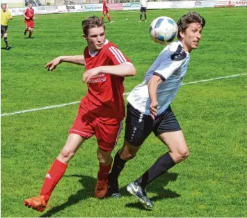  ?? Foto: Dirk Sing ?? Torschütze­n unter sich: Nachdem Dennis Schurig (links) den TSV Ober /Unterhause­n in Front gebracht hatte, gelang Ehekirchen­s Christoph Appel (rechts) der 1:1 Ausgleich.