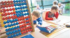  ?? FOTO: DPA ?? Schulen fehlt es nach Meinung vieler Deutscher an technische­r und personelle­r Ausstattun­g, um Medienkomp­etenz zu vermitteln.