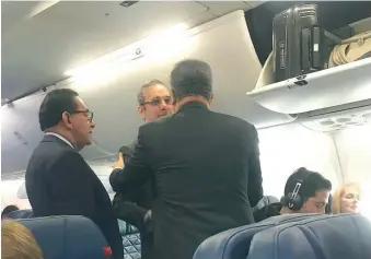 ?? FUENTE EXTERNA ?? El expresiden­te Leonel Fernández y Luis Abinader se saludaron ayer al coincidir en un vuelo.