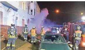  ?? FOTO: SAMLA ?? Kellerbran­d in dem Haus St Töniser Str. 135: Das Foto entstand beim zweiten Einsatz der Feuerwehr, denn es brannte in dem Keller zweimal.