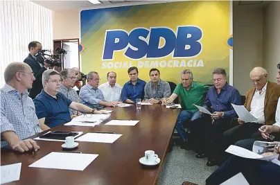  ??  ?? Grupo favorável ao afastament­o definitivo da presidente se reuniu ontem na sede do PSDB no Senado