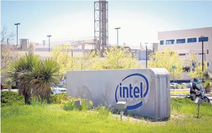 ?? MARLA BROSE/JOURNAL ?? Intel Corp. told customers in a letter Friday that it is surprised at a return to growth in demand for personal computers. The company announced this month that it was adding 100 jobs to its Rio Rancho plant, seen here.