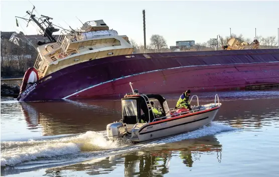  ?? Bild: STEFAN BENNHAGE ?? PÅ GRUND. Fartygsoly­ckan med M/S Sternö i Ströms sluss i februari var en av de största nyhetshänd­elserna i Lilla Edet under året. Det var också den lokala räddningst­jänstens mest omfattande insats.