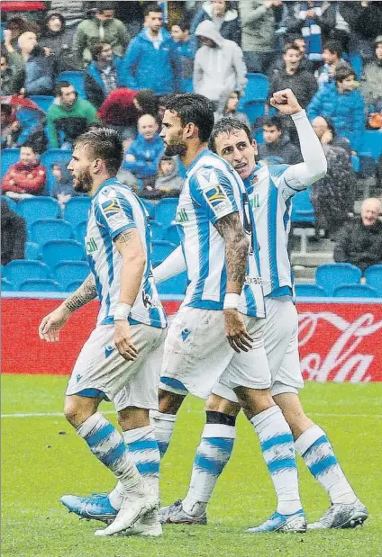  ?? FOTO: A.SISTIAGA ?? Una terna con gol
Portu, Willian José y Oyarzabal celebran uno de los 13 goles que han anotado entre los tres hasta la jornada 13