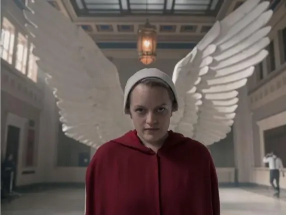  ??  ?? She’s no angel: June (Elisabeth Moss) lets her anger out (Hulu)