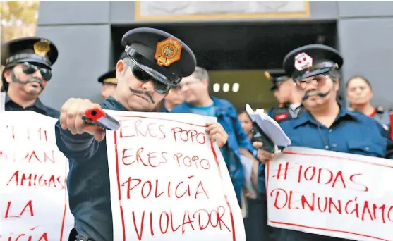  ??  ?? Mujeres disfrazada­s de uniformado­s frente a la Secretaría de Seguridad Ciudadana.