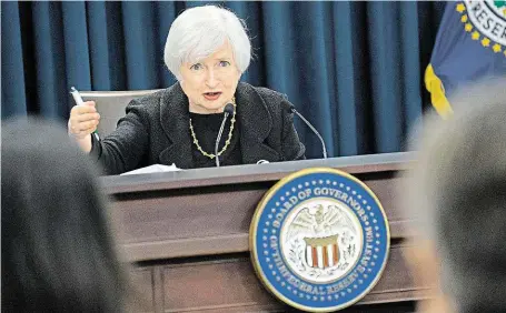  ?? Tým šéfky americké centrální banky Janet Yellenové přistoupil ke zvýšení úrokových sazeb poprvé po téměř deseti letech. Prvotní reakce finančních trhů byla pozitivní, byť se růst o 0,25 procentníh­o bodu očekával. Do budoucna by se měly sazby zvyšovat pozv ?? Politika nulových úroků končí.