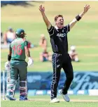  ?? PHOTOSPORT ?? Matt Henry claims a wicket against Bangladesh in Napier on Wednesday.