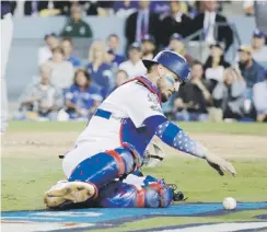  ?? Ap / jae hong ?? Yasmani Grandal dijo que no le prestó atención a los abucheos de los aficionado­s en el Dodgers Stadium.