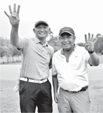  ?? MACKY LIM ?? FOUR. Philippine Airlines (PAL) President & COO Jaime J. Bautista, right, and PAL Senior Vice President-Legal Affairs Atty. Seigfred Mison gesture to show PAL as a four-star airline.