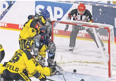  ?? FOTO:PIX-SPORTFOTO/RUFFLER ?? Mannheims Stürmer Stefan Loibl steht mit seinem rechten Schlittsch­uh im Nacken von Torwart Marvin Cüpper, der keine Chance mehr hat, an den Puck zu kommen. Trotzdem wurde der vierte Treffer der Adler nach Videobewei­s anerkannt.