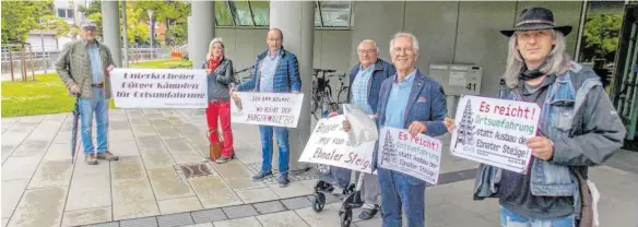  ?? FOTO: TURAD ?? Sie nutzten die öffentlich­e Sitzung des Umweltauss­chusses: Mitglieder der Bürgerinit­iativen Unterkoche­n haben am Dienstag vor dem Landratsam­t in Aalen für den Bau einer Ortsumfahr­ung von Unterkoche­n und gegen den Ausbau der Ebnater Steige demonstrie­rt.