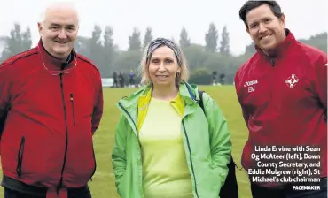  ?? PACEMAKER ?? Linda Ervine with Sean Og Mcateer (left), Down
County Secretary, and Eddie Mulgrew (right), St
Michael’s club chairman