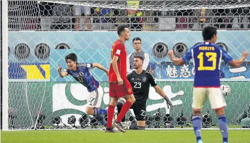  ?? ?? Tanaka celebra el tanto de la remontada nipona ante la incredulid­ad de Unai Simón y Busquets.