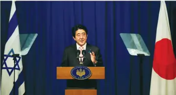  ??  ?? JAPANESE PRIME MINISTER Shinzo Abe holds a news conference in Jerusalem in 2015.