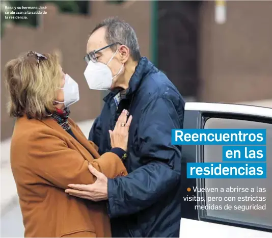  ?? JAVIER ALBIÑANA ?? Rosa y su hermano José se abrazan a la salida de la residencia.