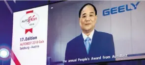  ??  ?? Selbst über Videobotsc­haft aus China eine Seltenheit: „Manbest“Li Shufu, Gründer und CEO von Geely. Den Preis übernahm Sprecher Frank Klaas.