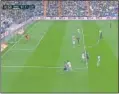  ??  ?? MADRID-LEVANTE. Cuadra pitó falta fuera del área por mano de Varane y el VAR dijo “penalti”.