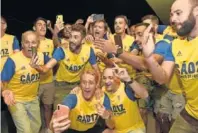  ??  ?? Celebració­n espontánea de los jugadores del Cádiz.