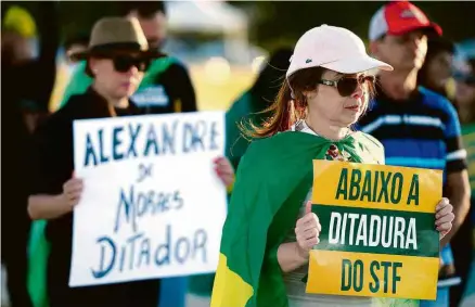  ?? Edu Andrade/Fatopress/Agência O Globo ?? Manifestan­tes pró-Bolsonaro fazem protesto em frente ao STF na tarde desta quarta