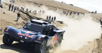  ??  ?? ► El piloto español Carlos Sáinz durante el Dakar 2014.