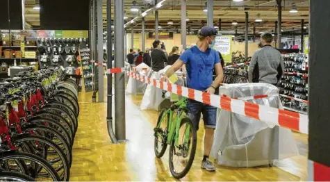  ?? Foto: Annette Zoepf ?? Viele Fahrradhän­dler sind sauer auf die Staatsregi­erung in München, weil die Corona-Regeln mehrfach geändert wurden. So sah es gestern zum Beispiel bei Radlbauer in Augsburg aus.