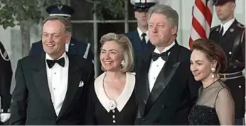  ?? STEPHEN JAFFE/AFP/GETTY IMAGES FILE PHOTO ?? Former U.S. president Bill Clinton and former first lady Hillary Rodham Clinton with former Prime Minister Jean Chrétien and his wife Aline Chrétien at an official White House dinner in 1997.