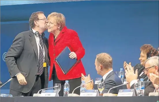  ?? EMILIA GUTIÉRREZ ?? Rajoy agradeció las palabras de Merkel en medio de aplausos de los líderes populares europeos