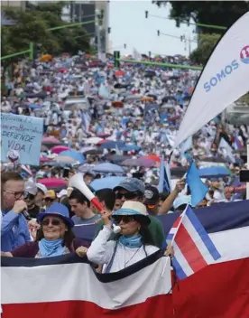  ?? MAYELA LÓPEZ ?? Vestidos de blanco y celeste, y con mantas y rótulos en contra de aborto, los presentes marcharon desde las 9 a. m.