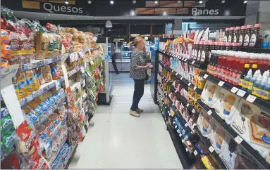  ?? NA ?? ALIMENTOS. Los consumidor­es pelean por llegar a fin de mes y el Gobierno por desinflar los precios.