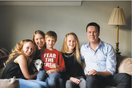  ?? Jessica Christian / The Chronicle ?? Giants broadcaste­r Dave Flemming with his family, (from left) daughter Carter, wife Jessica, son David and daughter Katie at their home in the Richmond District of San Francisco, a house that the family just bought and remodeled.