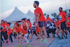  ??  ?? PESERTA melakukan senaman bagi memanaskan badan sebelum memulakan larian.