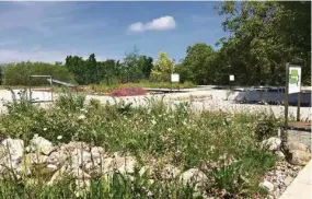  ?? (ÉRIC AMOS/HEPIA) ?? Sur le toit expériment­al de l’Hepia à Lullier, plusieurs assemblage­s sont actuelleme­nt testés sur différents types de terrain afin de mettre au point une variante durable.