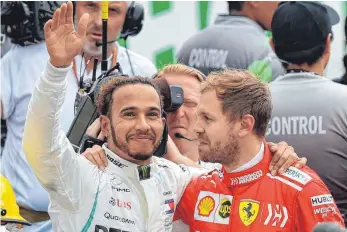  ?? FOTO: AFP ?? Lewis Hamilton (li.) ist im Kreis der absolut Größten angekommen, Sebastian Vettel wartet noch darauf.