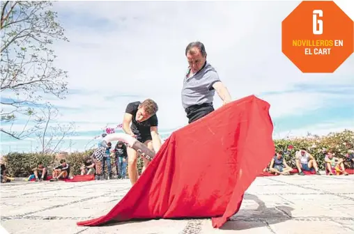  ??  ?? El torero de Monterrey asegundó en la práctica del toreo de salón./