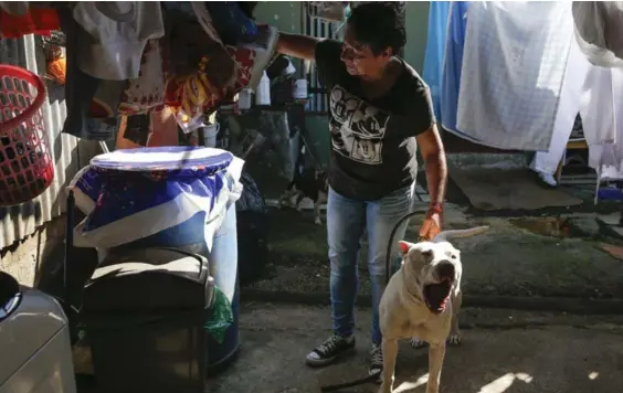  ??  ?? En San Francisco de Coronado, Ana Lucrecia Durán afirma que solo después de las 11 p.m. llega agua a su casa. Esa es la hora de lavar y de recoger el líquido en el estañón azul que mantiene bien tapado. MAYELA LÓPEZ