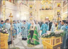  ??  ?? Ceremonia religiosa de la iglesia ortodoxa rusa, presidida por el patriarca ruso, Cirilo (c), hoy en el centro del cisma.