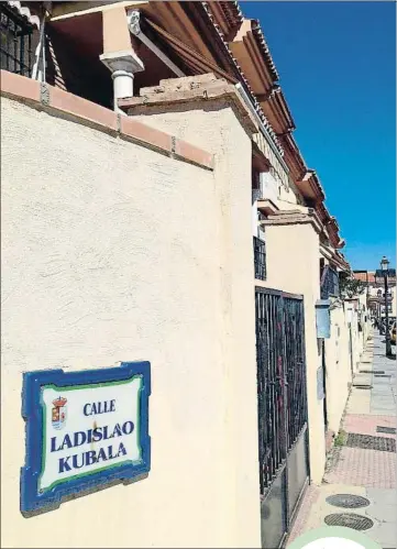  ?? LA VANGUARDIA ?? Sin calle en Barcelona. En Vegas del Genil, la de Ladislao Kubala desemboca en la de Luis Suárez, único español que ha ganado el
Balón de Oro