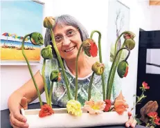  ?? FOTO UWE MISERIUS ?? Wie die Sonnenschi­rme auf Herbert Salzburgs Strandbild hat Ikebana-Künstlerin Anita Bachlechne­r aufspringe­nde Mohnblüten angeordnet.