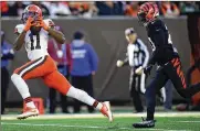  ?? BRYAN WOOLSTON / AP ?? Browns receiver Donovan Peoples-jones (11) burns Bengals cornerback Eli Apple for a 60-yard touchdown Sunday in Cincinnati. The play gave Cleveland a 21-7 lead and the Browns never looked back.