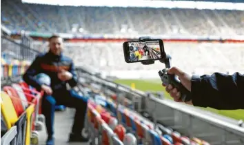  ?? Foto: Lukas Loss, dpa ?? Fußball  Berichters­tatter verspreche­n sich durch 5G  Technik in den Stadien Vorteile, weil Kabel entfallen. Aber auch die Fans kön   nen besser surfen – wenn sie nach Corona eines Tages wieder ins Stadion können.